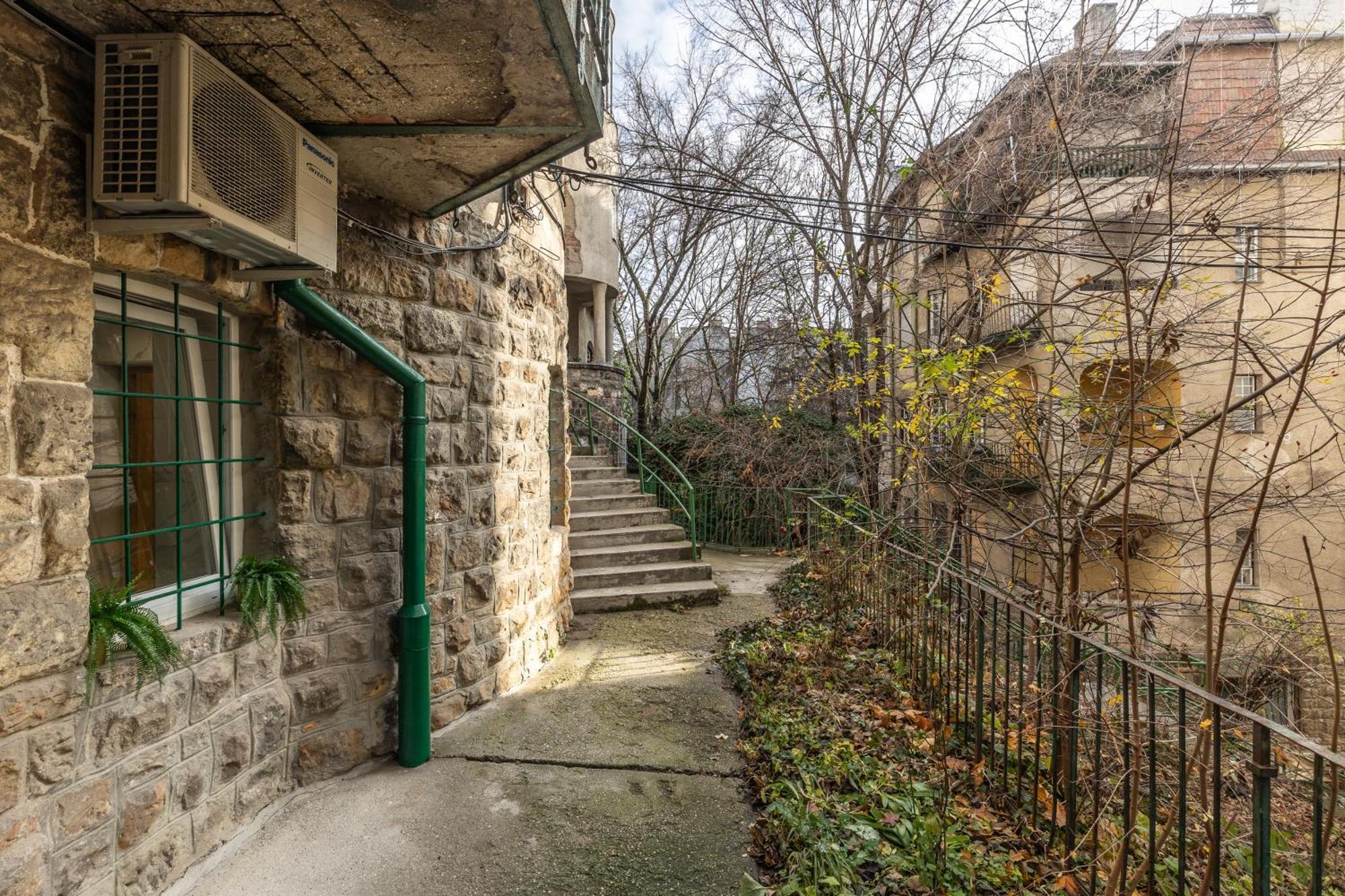 Hidden Gem In Buda דירה בודפשט